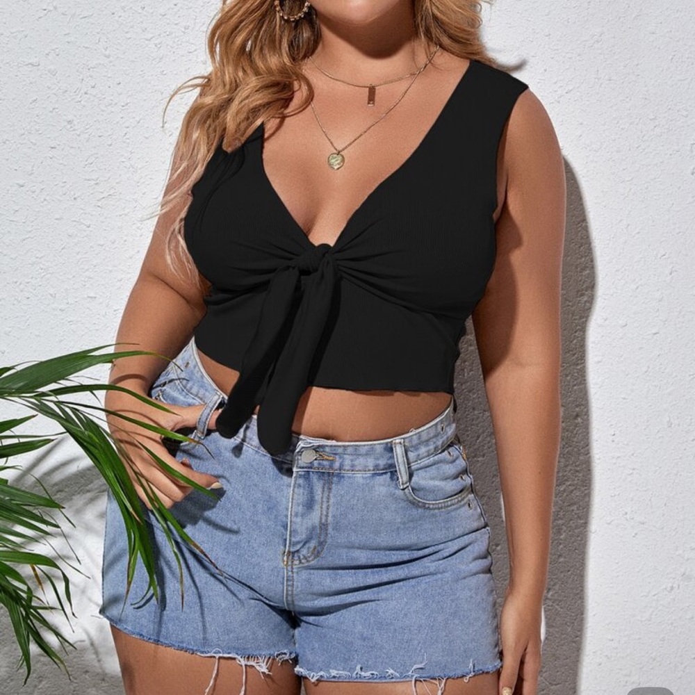 SHEIN Black Knotted Crop Top